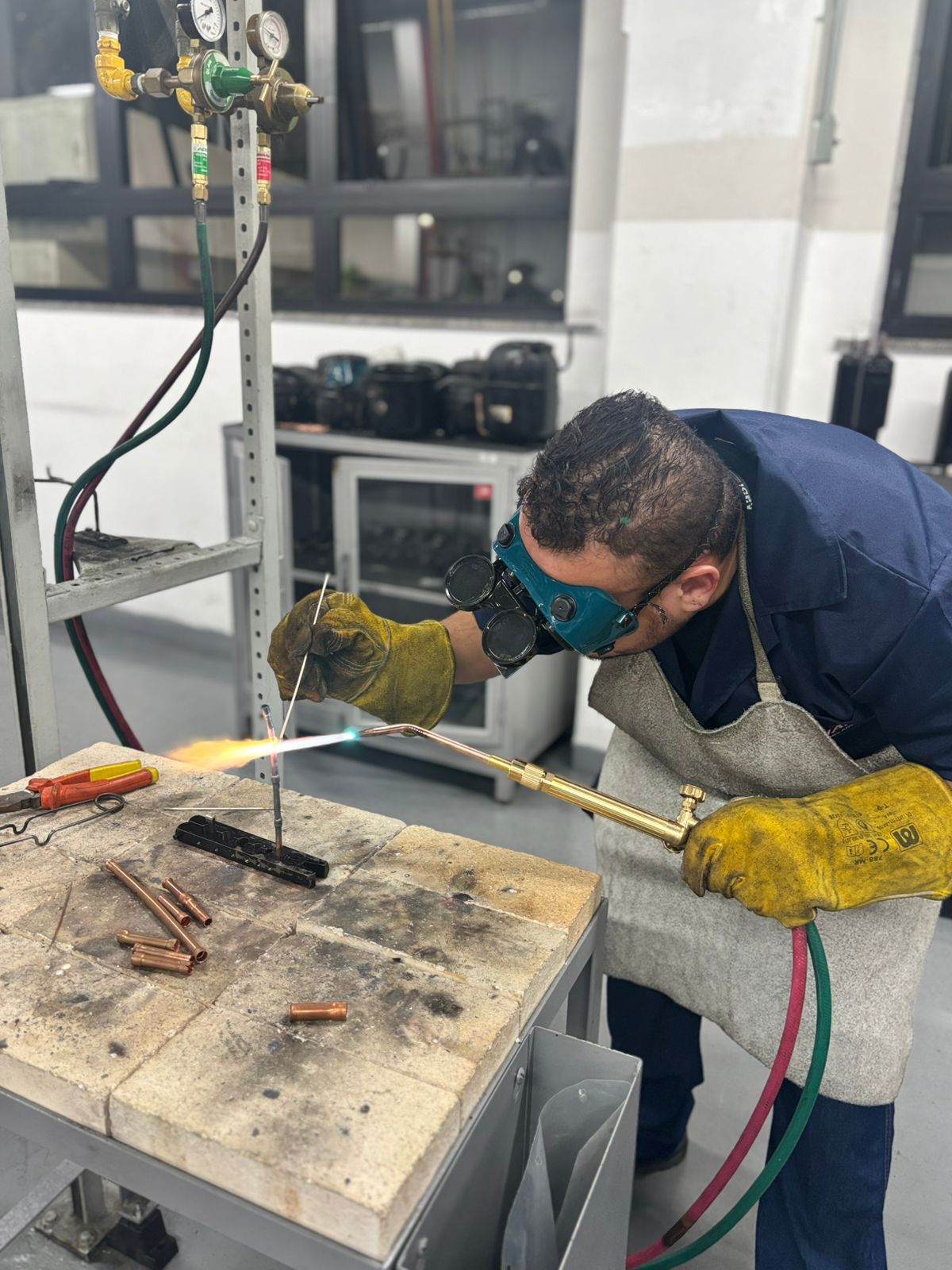 Igor realizando prática de brasagem em refrigeração