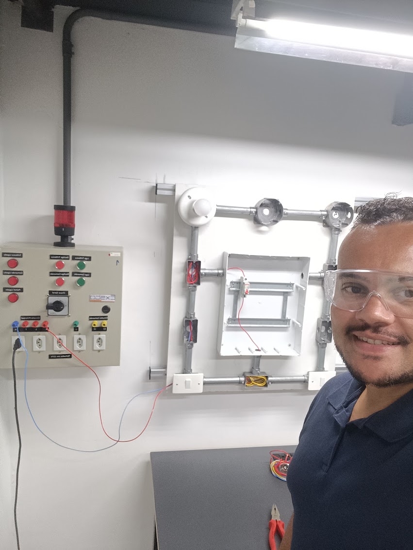 Igor Oliveira durante atividade prática no curso de Reparação em Instalações Elétricas do SENAI